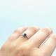 Anillo de oro blanco y zafiro azul