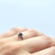 Anillo de oro blanco y zafiro azul